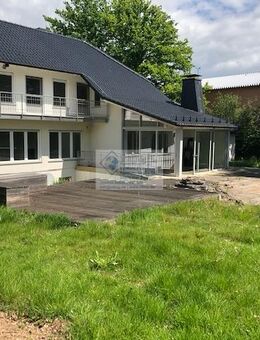 Viel Platz! - Solides EFH mit 300 m² Wfl incl. großem Wintergarten + großer Garage - Bad Wildungen