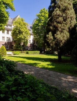 Drei-Zimmer-Wohnung in einzigartigem Kulturdenkmal mit eigenem Park und Tiefgarage - Frankfurt (Main)