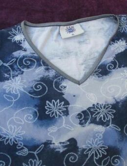 NEU * Blumen * Blüten * Flower- Power * Stickerei * Print * Batik- Style * Langarm * Longsleeve * Bodycon * T- Shirt "DOLCE VITA" Gr. 44- 46/ L- XL * dunkel- jeans- rauch- blau * - Riedlingen