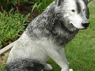 Dekofigur Wolf sitzend in grau oder braun Gartendeko - Hergisdorf