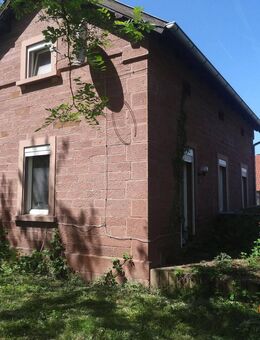Freistehendes Reichsbahn-Haus mit großem Grundstück und (fast) unbegrenzten Möglichkeiten - Hafenlohr