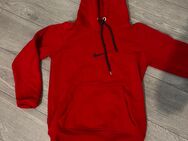 Roter Hoodie - Frankfurt (Main)