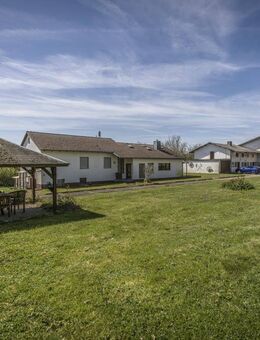 Landwirtschaftliches Anwesen mit Nebengebäude und Wohnhaus - Schlangenbad