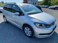 VW Touran, 2.0 TDI COMFORTLINE FRONT MASSAGE INDUKTIVES-LADEN, Jahr 2019 - Boxberg (Baden-Württemberg)