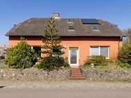 Hüttener Berge: Einfamilienhaus mit Naturgarten, Volieren und eingezäuntem Hundebereich zur vielseitigen Nutzung - Brekendorf