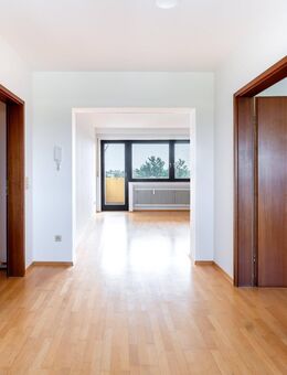 - Lichtdurchflutete 3,5-Zimmer-Wohnung mit überdachter Loggia im Straubinger-Westen - - Straubing