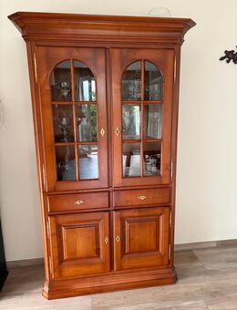 Nussbaum Holzschrank - Köln