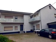 Zwei Häuser auf einem Grundstück: 2-FH und EFH mit Garage und großer Hoffläche in zentraler Lage - Hasselroth