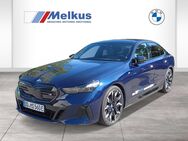 BMW i5, M60 xDrive Verfügbar - Driving Assistant Professional - - Autobahnassistent - Bo, Jahr 2024 - Dresden