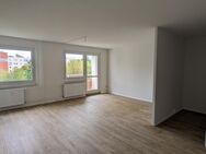 Erstbezug nach Sanierung - Gemütliche 3-Raumwohnung mit großzügigem Wohnzimmer + Balkon, EBK möglich - Chemnitz