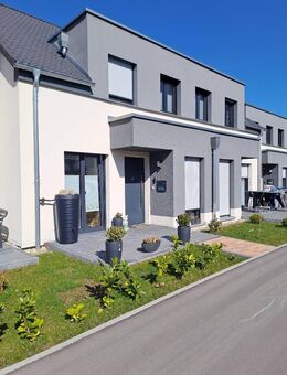 Neubau Reihenmittelhaus / Whg. in Glauchau Sachsenallee / KfW 55 Bauweise / energieeffizientes Wohnen mit Kaminofen - Glauchau