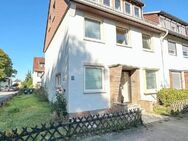 Kapitalanlage - leerstehendes Dreifamilienhaus mit zwei Garagen - Bremen