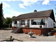 Ruhig wohnen - naturnah leben: Solides Einfamilienhaus mit Terrasse, Garage und großem Garten! - Vöhl