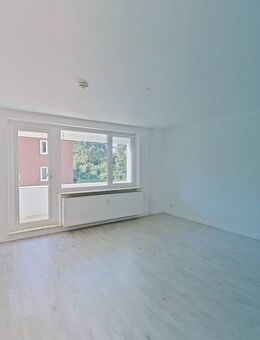FRISCH RENOVIERT: Helle 2-Zimmer-Wohnung mit großem BALKON und modernem Wannenbad - Leer (Ostfriesland)