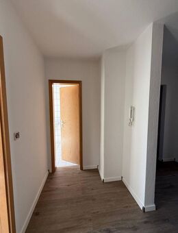 Schöne helle renovierte Dachgeschoss 2 Raum Wohnung in Hartenstein ab sofort zu vermieten - Hartenstein (Sachsen)