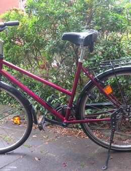 Kalkhoff Damen Fahrrad 28 Zoll mit 7 Gang Deore LX Kettenschaltung incl. Alpina Fahrradhelm und weiteres Zubehör zu verkaufen - Bremen