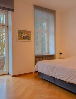 gepflegte, bezugsfreie 3.-Zimmer-Altbauwohnung inkl. separaten Büro mit TG-Stellplatz in Lehel - München