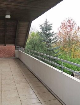 Helle 4-5 Zimmer-Wohnung mit großem Balkon und Carport-Stellplatz - Löhne