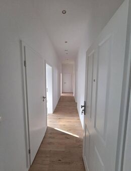 Frisch kernsanierte 3-Zimmer-Wohnung nahe Bahnhof Oberbarmen - 3. OG rechts, Küche/Diele/Bad, Keller - Wuppertal