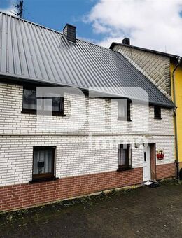 Wohnhausensemble auf großem Grundstück mit Nebengebäuden als langfristige Kapitalanlage - Niederroßbach