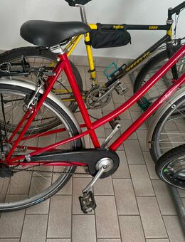 Verkaufe Damenfahrad aus einem Nachlass, 26 oder 28 er Größe - genau weiß ich es nicht, unter 40,00 € verkaufe ich es nicht - zur Info wegen bestimmter Anfrage - Meiningen