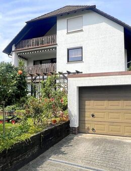 Karben, Petterweil: Zweifamilienhaus mit großem Garten & 2 Garagen - Karben