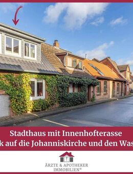 Stadthaus mit Innenhofterasse und Blick auf die Johanniskirche und den Wasserturm - Lüneburg