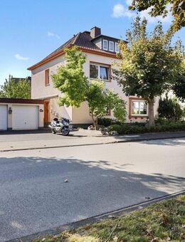 Gemütliches Zweifamilienhaus mit Garten und Garagen in Bad Lippspringe - Bad Lippspringe