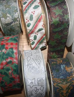 Weihn. Deko-Schleifenbänder, ver. Farben u. Motive, ca. 4 cm. breit, 10 m 5,00 Euro - Kleve Zentrum