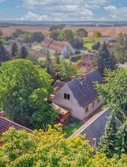 Renovierungsbedürftiges Einfamilienhaus samt Garten, 2 Garagen und 3 Freistellplätzen - Neuenkirchen (Landkreis Mecklenburgische Seenplatte)
