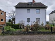 ** Haus mit sehr großem Grundstück (828 qm), Feldrandlage, mit 20 qm großer Garage ** - Wiesbaden