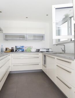 NEUWERTIG in ruhiger Lage: 3,5 Zimmer, gr. Balkon mit Fernblick - Schwalbach