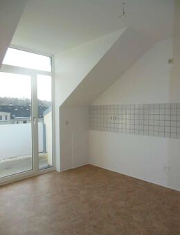 Toller Balkon an der Küche - Laminat - Tageslichtbad mit Badewanne - Chemnitz