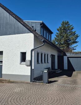 Rückersdorf: Traumhaus mit zwei Terrassen, Balkon und großem sehr gepflegtem Garten - Rückersdorf (Bayern)
