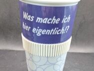 Tasse Was mache ich hier eigentlich Kaffeebecher 13cm hoch 9cm breit Becher Tee - Essen