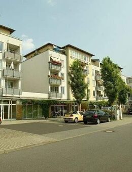 Helle und freundliche 2-Raum-Wohnung im Dresdner Norden! Mit Balkon, Einbauküche, Parkett, Aufzug und Tiefgarage in ruhiger Lage! - Dresden