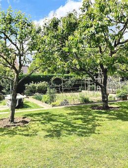 Jetzt kaufen und das Frühjahr 2026 im eigenen Garten verbringen... umfassend modernisierts Haus im sonnigen Grün! - Haßfurt