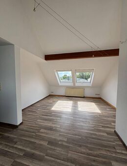 Charmante Dachgeschosswohnung mit Ausblick über Saarbrücken - Saarbrücken