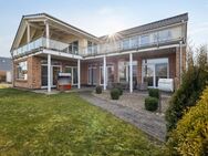 Exklusive Wasserfront-Immobilie: Ihr Rückzugsort in bester Lage in Hennstedt - Hennstedt (Landkreis Dithmarschen)