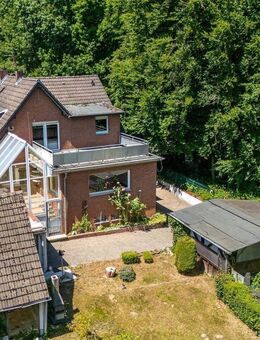 Engel & Völkers: Freistehendes Einfamilienhaus mit großem Garten, Blick ins Grüne und viel Gestaltungspotenzial - Siegburg