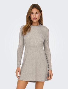 ONLY Strickkleid ONLFIA LS CABLE DRESS KNT tailliert und mit dezentem Zopfstrickmuster im Oberteil