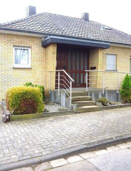 Es gibt ihn noch, den Bungalow in Stadtnähe. Geräumiger freistehender Bungalow mit großem Garten und zwei Garagen in top Lage - Baesweiler