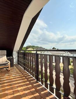 Helle Dachgeschosswohnung mit Balkon, Außenstellplatz und Gartenanteil - Wemding