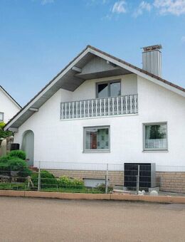 Einfamilienhaus mit viel Potential, 5 ZKB+Souterrain 2 ZKB, ausbauf.DG, Grund 950 qm, 2 Garagen - Böhmfeld