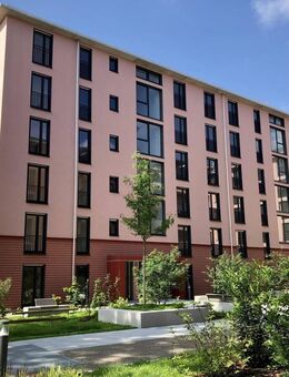 *Neuwertige 2-Zimmer-Wohnung mit Süd-Loggia und PKW-Stellplatz, nur wenige Gehminuten zur U-Bahn* - München