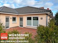 WOHNEN AUF EINER EBENE: WINKELBUNGALOW MIT EINBAUKÜCHE + SONNENTERRASSE + DOPPELCARPORT - Neubrandenburg