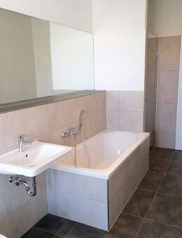!! Parkett, EBK, modernes Bad mit Wanne und Dusche !! moderne 3-Raum-Wohnung in saniertem Mehrfamilienhaus !! - Chemnitz