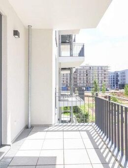 Modernes Wohnambiente mit großzügigem Balkon, erstklassiger Einbauküche und Tiefgaragenstellplatz - Frankfurt (Main)