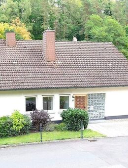 Gepflegtes Einfamilienhaus mit separater ELW und Ausbaupotential im Dachgeschoss in Heenes ! - Bad Hersfeld