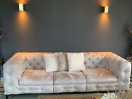 Chesterfield Sofa-Set in Top-Zustand - 2er , 3er & Hocker - Heinsberg